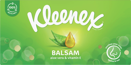 Foto van Kleenex Tissues balsam box op witte achtergrond