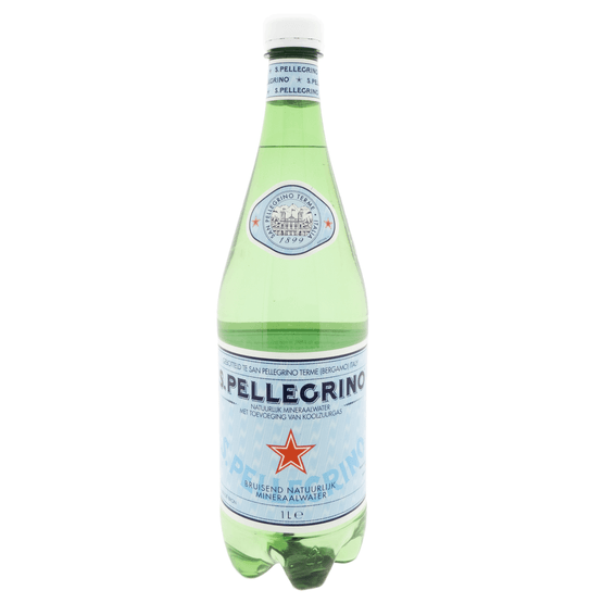 Foto van San Pellegrino bruisend mineraalwater op witte achtergrond