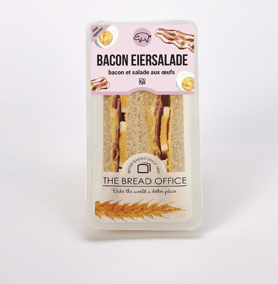 Foto van Bread Office Sandwich bacon-ei op witte achtergrond