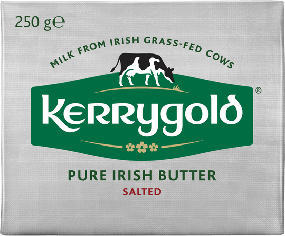 Foto van Kerrygold Ierse boter puur gezouten op witte achtergrond