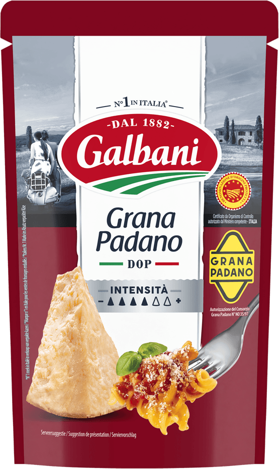 Foto van Galbani Grana padano geraspt op witte achtergrond