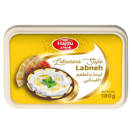 Foto van Lebanese style labneh op witte achtergrond