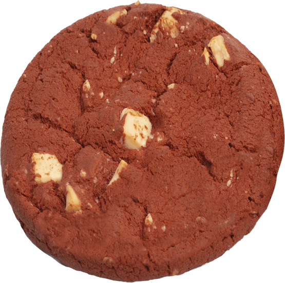 Foto van Vers afbak Cookie red velvet op witte achtergrond