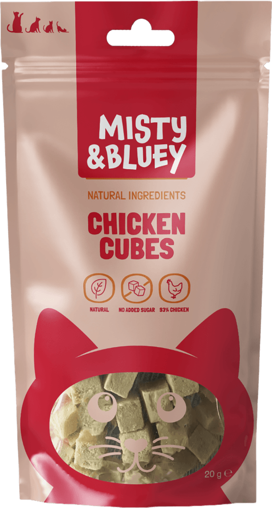 Foto van MISTY & BLUEY Kattensnacks chicken cubes op witte achtergrond