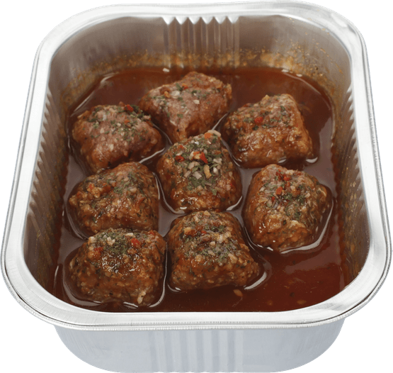 Foto van Vleeschmeesters Ovenschotel runderballetjes in saus op witte achtergrond