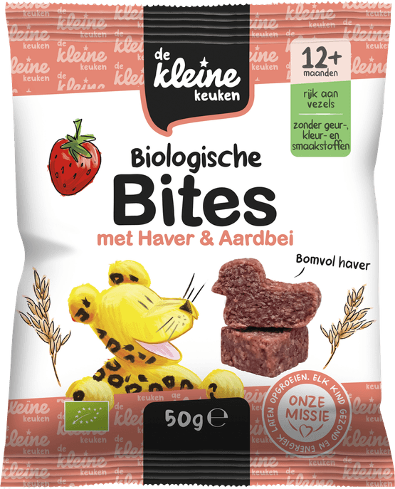 Foto van De Kleine Keuken Bites haver en aardbei op witte achtergrond