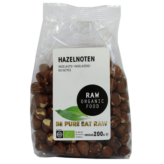 Foto van Raw Organic Food Hazelnoten op witte achtergrond