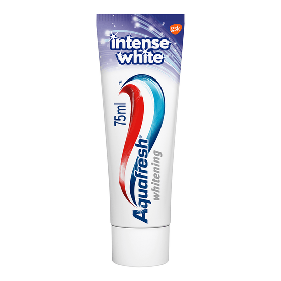 Foto van Aquafresh Tandpasta intense white op witte achtergrond