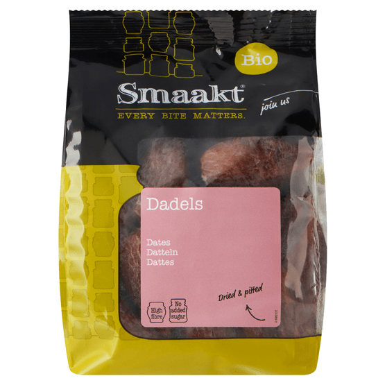 Foto van Smaakt Dadels op witte achtergrond