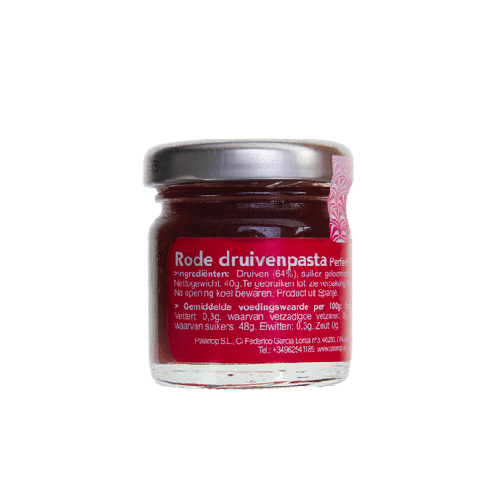 Foto van Rode druiven confituur op witte achtergrond