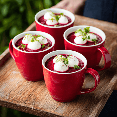 Rode bieten gazpacho met mozzarella