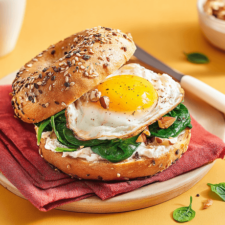 Bagel met spinazie en gebakken ei